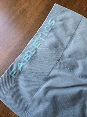 Fabletics Capri Leggings High Rise Teal Blue Athletic Workout Cropped Activewear